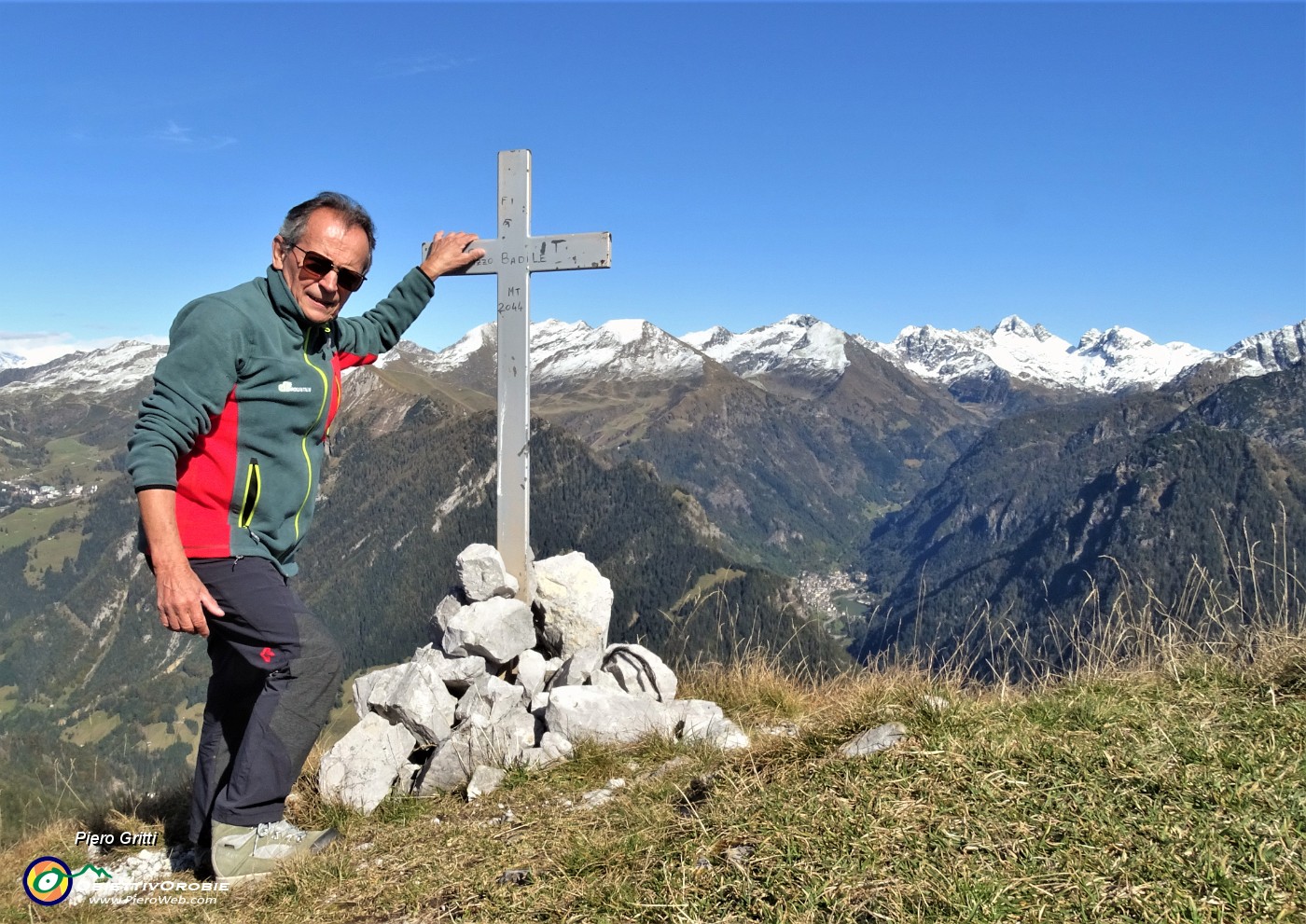 03 Alla croce di vetta del Pizzo Badine  (2044 m) vista panoramica verso le Orobie dell'alta Val Brembana.JPG